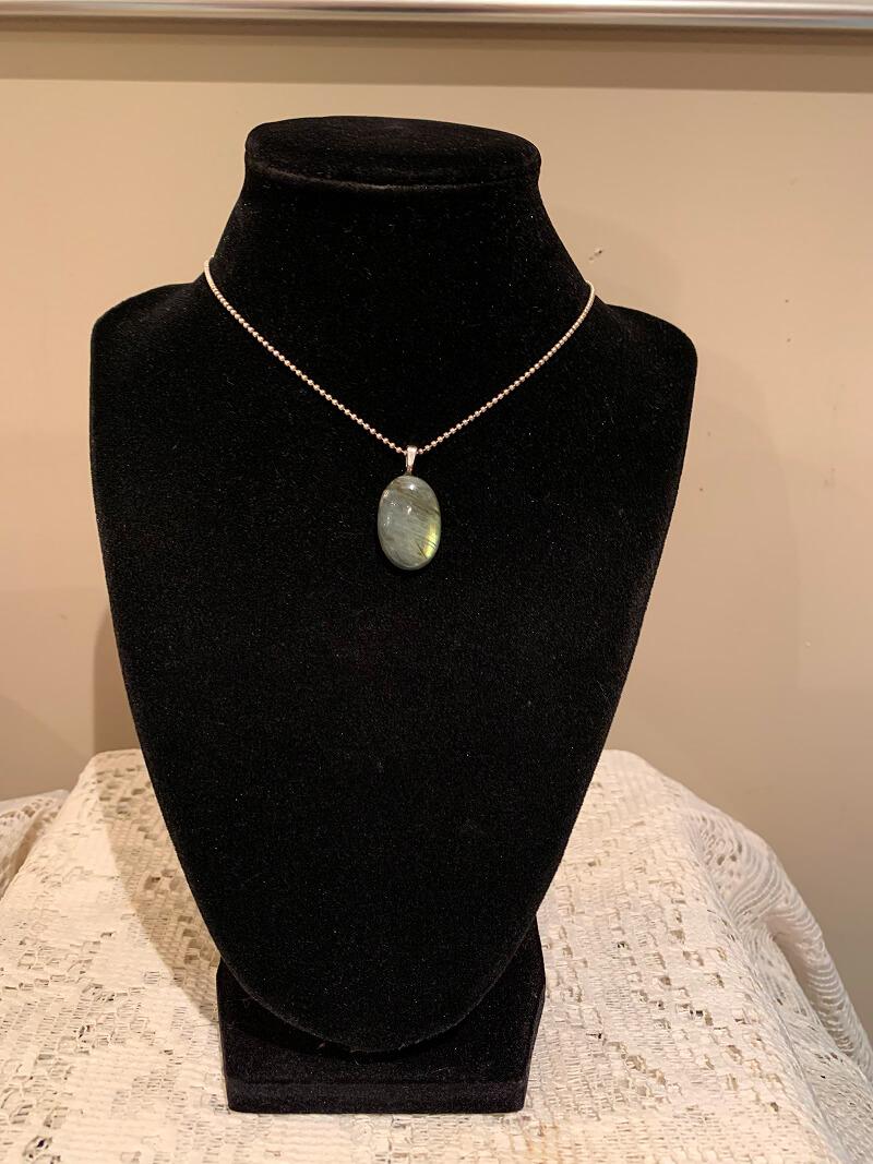 Oval Labradorite Solitaire Pendant – Grey & Blue Flash – 925 Sterling Silver Chain