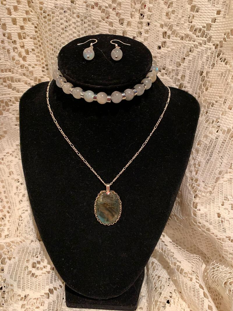Labradorite Pendant Set with Grey Crystal Bracelet & Earrings – 925 Sterling Silver Chain